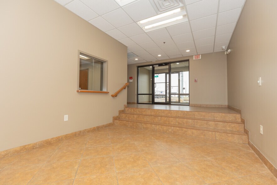955 E Diamond Ave, Evansville, IN à louer - Photo du bâtiment - Image 3 de 15