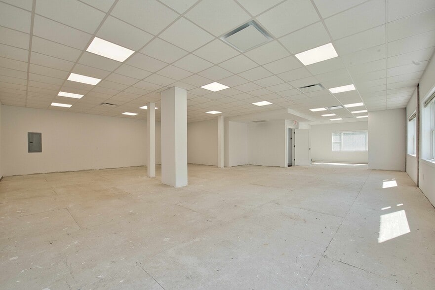 121 Pulaski Rd, Kings Park, NY for lease - Building Photo - Image 1 of 20