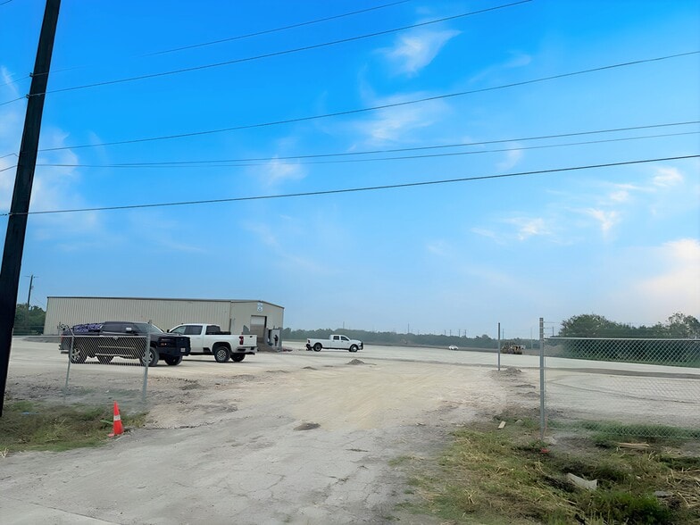 10520 Somerset Rd, San Antonio, TX for sale - Building Photo - Image 2 of 4