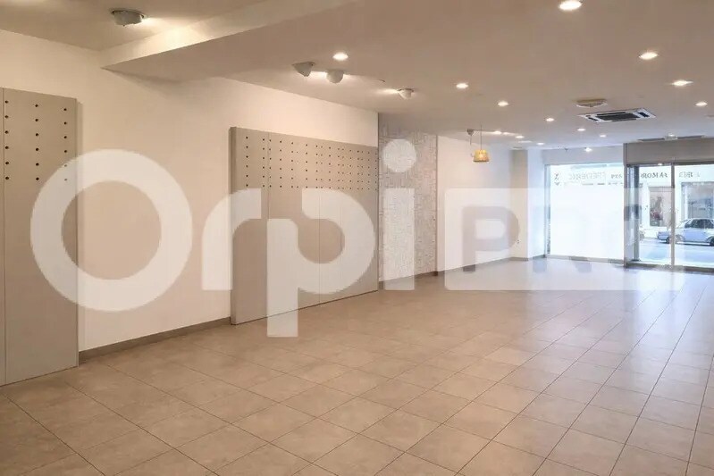 Retail in Montluçon for lease - Interior Photo - Image 1 of 5