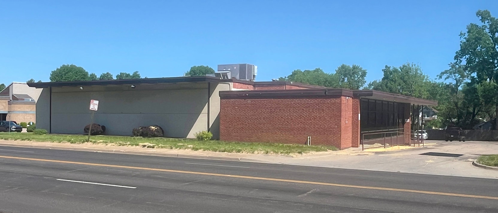 2120 SW 6th Ave, Topeka, KS for lease Building Photo- Image 1 of 4