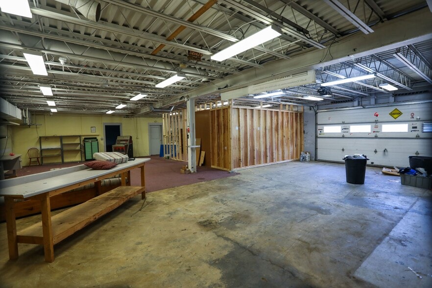 185 Columbia St, Adams, MA à louer - Photo du bâtiment - Image 3 de 10