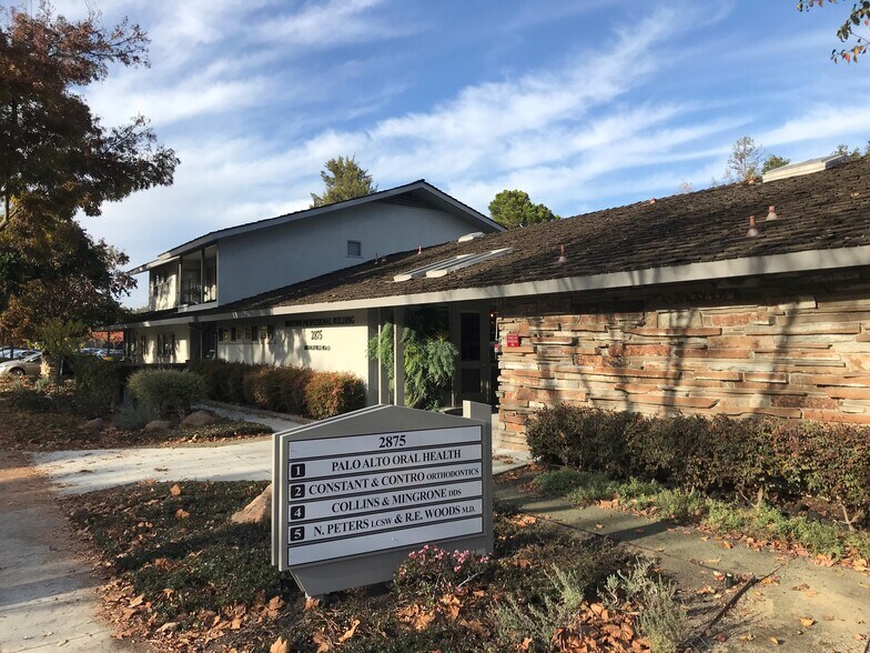 2875 Middlefield Rd, Palo Alto, CA à louer - Photo du bâtiment - Image 2 de 3