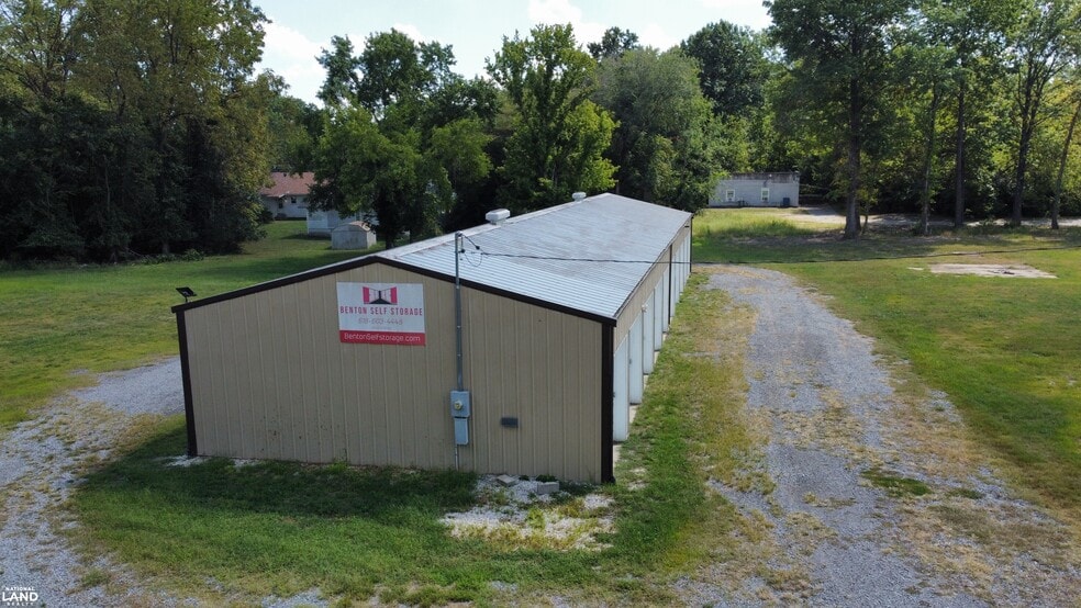 400 S Wilson St, Benton, IL for sale - Building Photo - Image 2 of 7