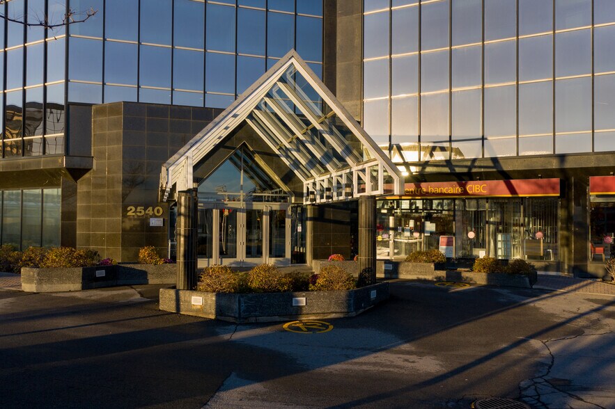2540 Boul Daniel-Johnson, Laval, QC à louer - Photo du bâtiment - Image 3 de 10