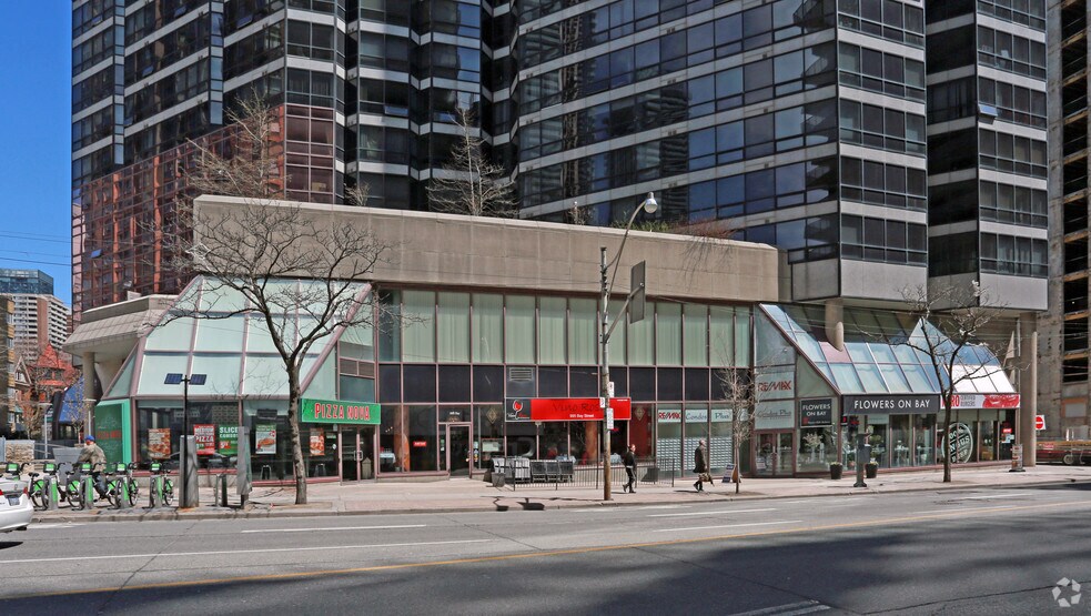 987 Bay St, Toronto, ON à louer - Photo du bâtiment - Image 3 de 6