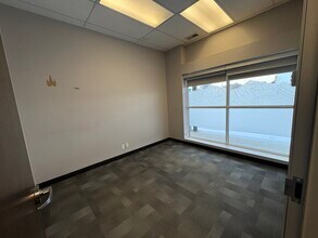 4211 106th St NW, Edmonton, AB à louer Photo intérieure- Image 2 de 6