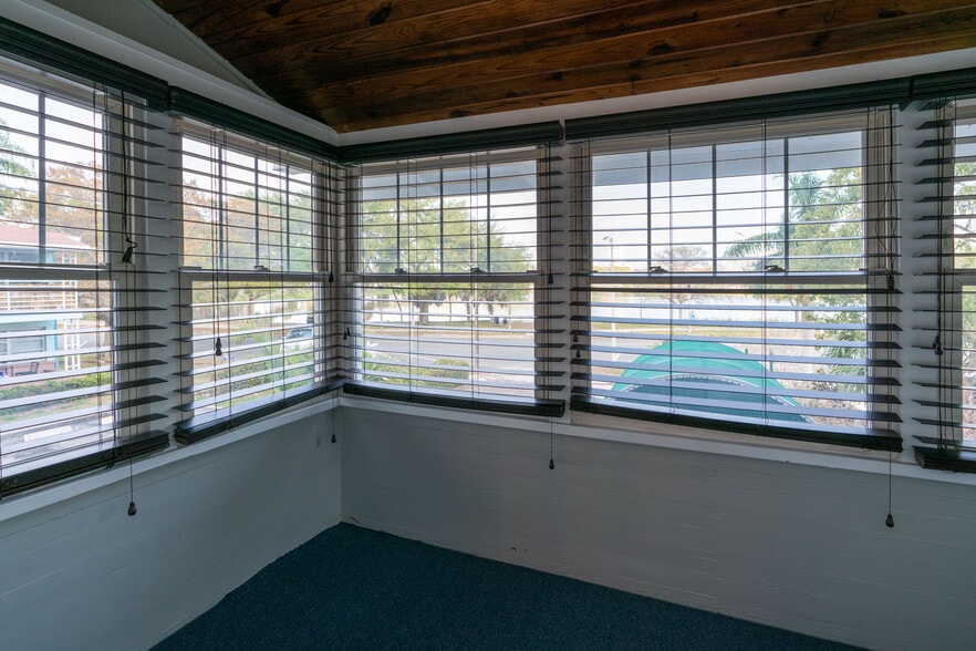 216 Mirror Lake Dr N, Saint Petersburg, FL for lease - Interior Photo - Image 3 of 22