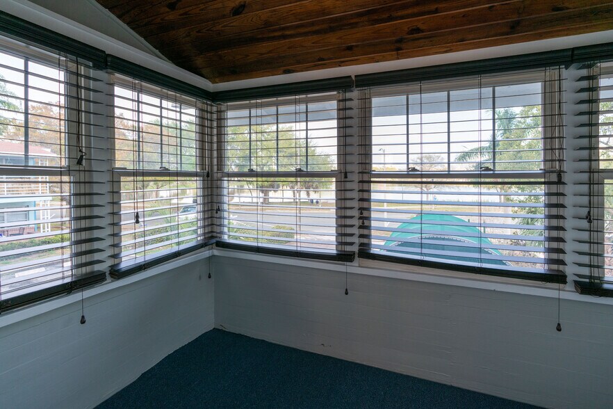 216 Mirror Lake Dr N, Saint Petersburg, FL à louer - Photo intérieure - Image 3 de 22