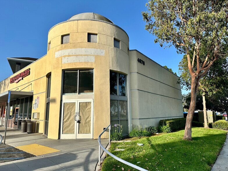 4678 Campus Dr, Newport Beach, CA à louer - Photo du bâtiment - Image 2 de 2