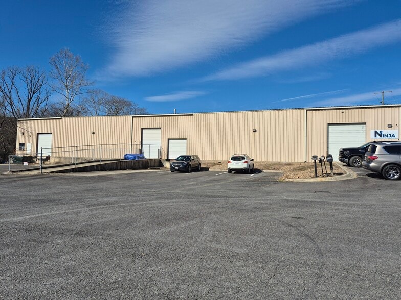 Cooper Creek Industrial Park portfolio of 3 properties for sale on LoopNet.ca - Building Photo - Image 3 of 3