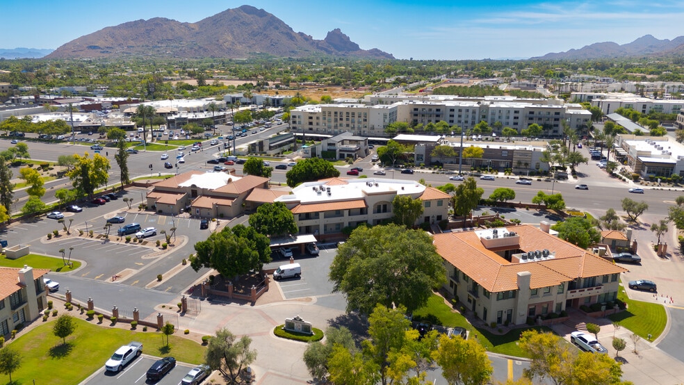6613 N Scottsdale Rd, Scottsdale, AZ à louer - Photo du bâtiment - Image 2 de 5