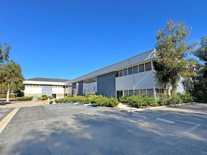 1373 Center Court Dr, Covina, CA à vendre - Photo du bâtiment - Image 3 de 5