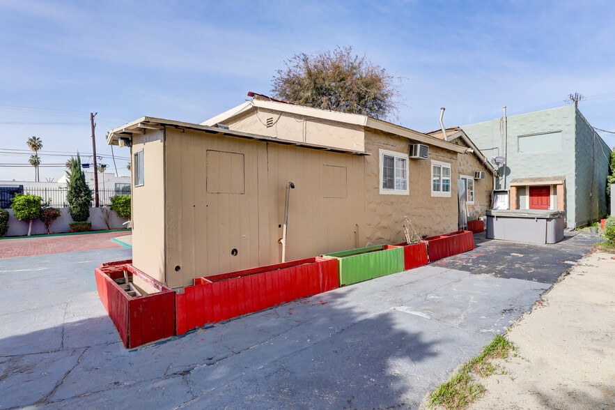 Vanowen Properties portefeuille de 2 propriétés à vendre sur LoopNet.ca - Photo du bâtiment - Image 3 de 75