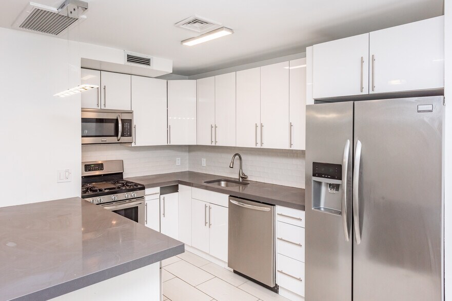 1427 Astoria Blvd, Astoria, NY à vendre - Photo intérieure - Image 3 de 5