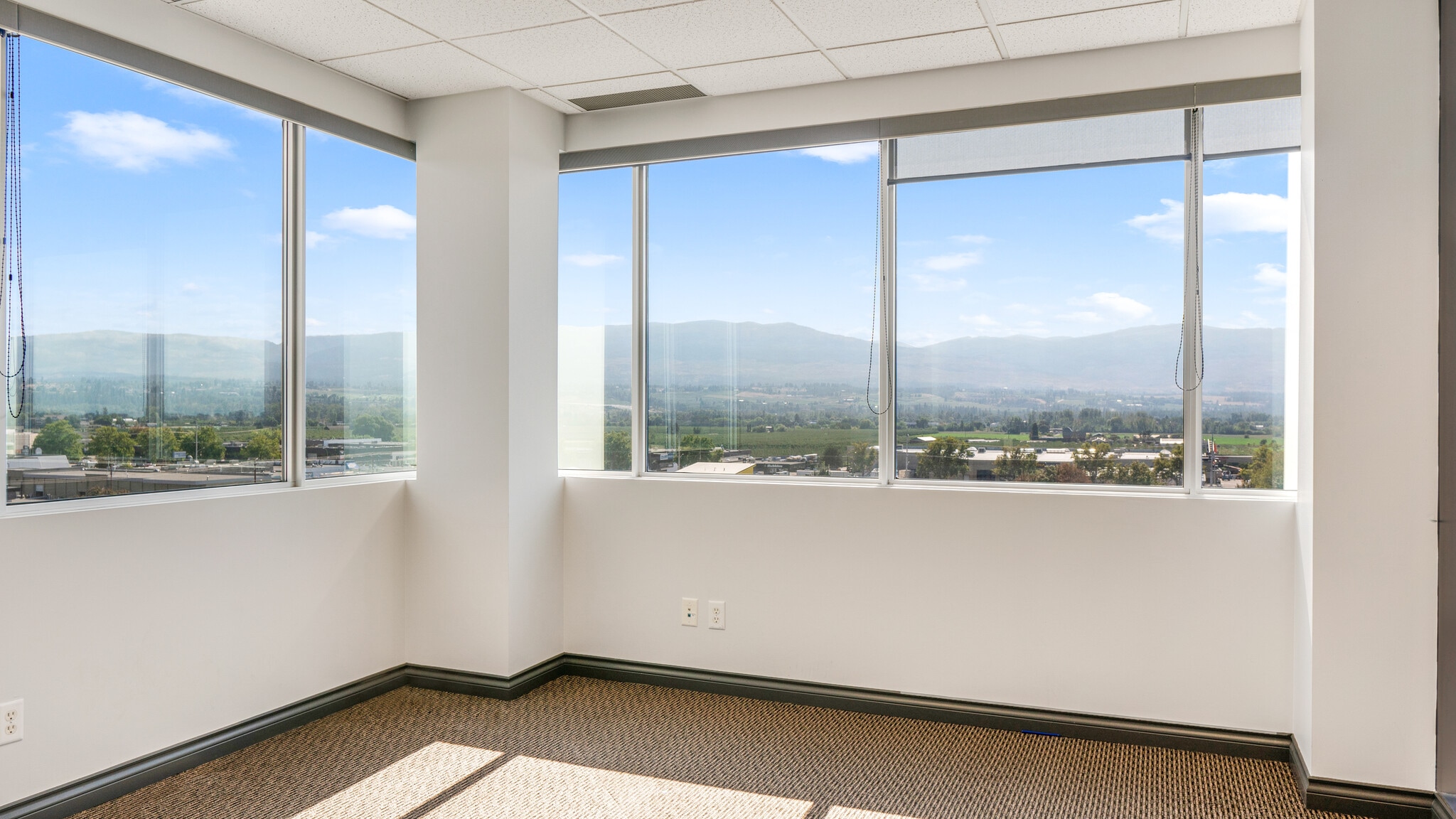 1726 Dolphin Av, Kelowna, BC for lease Interior Photo- Image 1 of 20