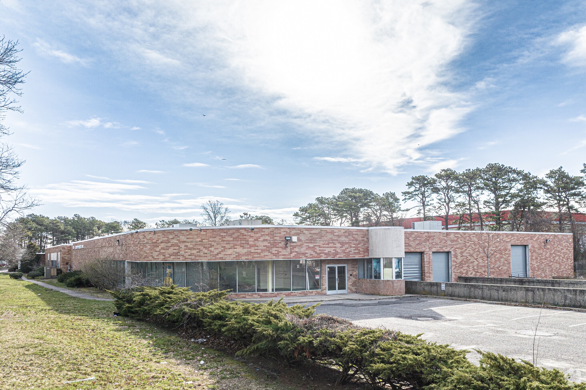 100 Pine Aire Dr, Bay Shore, NY for lease Primary Photo- Image 1 of 6