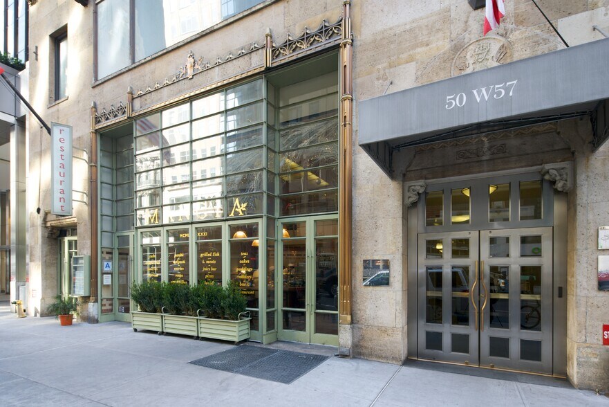 50 W 57th St, New York, NY à louer - Photo du bâtiment - Image 2 de 5