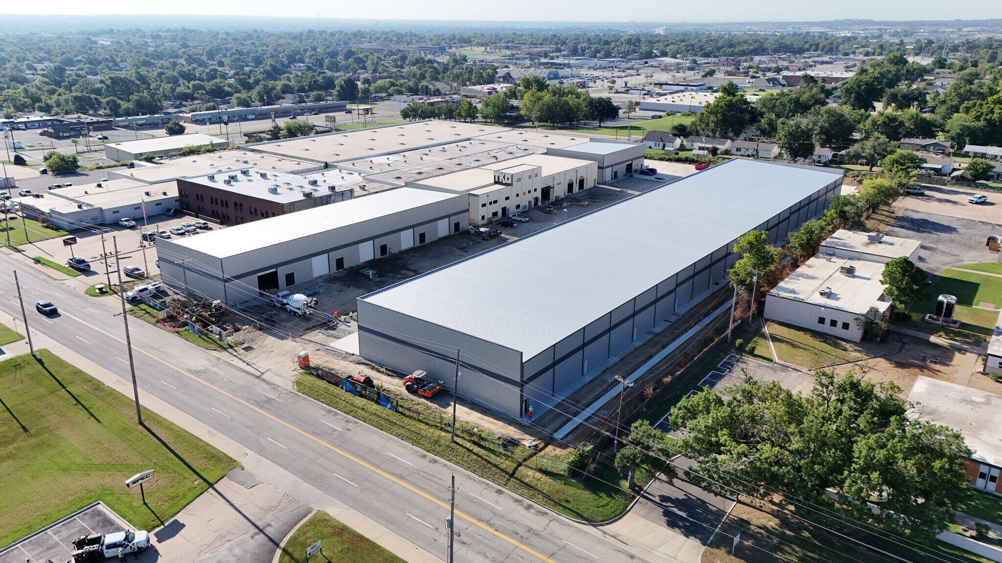 Midtown Industrial Park for Sale portefeuille de 4 propriétés à vendre sur LoopNet.ca Photo principale- Image 1 de 12