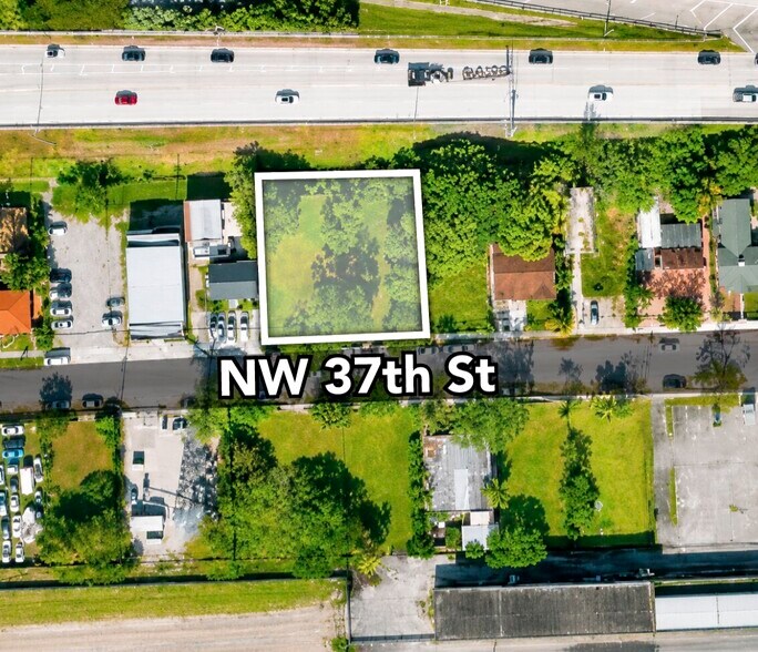 345 NW 37 St, Miami, FL à louer - Photo du bâtiment - Image 2 de 5