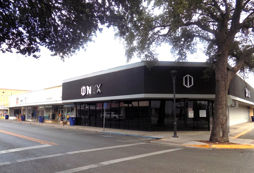 100 W Main St, Eagle Pass, TX for sale - Building Photo - Image 2 of 20