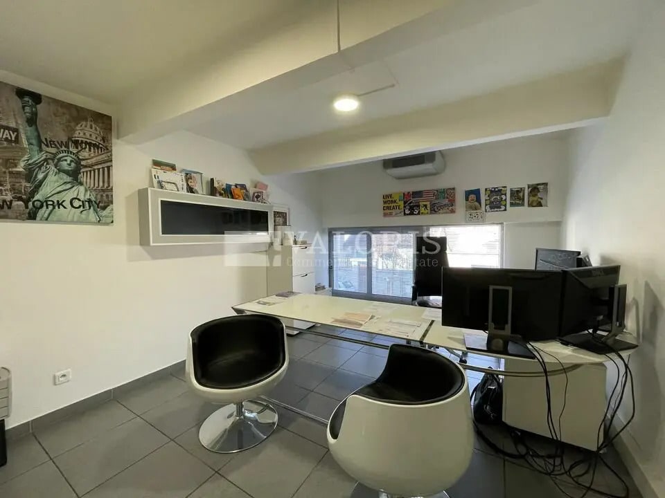 Office in Villeurbanne for lease Interior Photo- Image 1 of 7