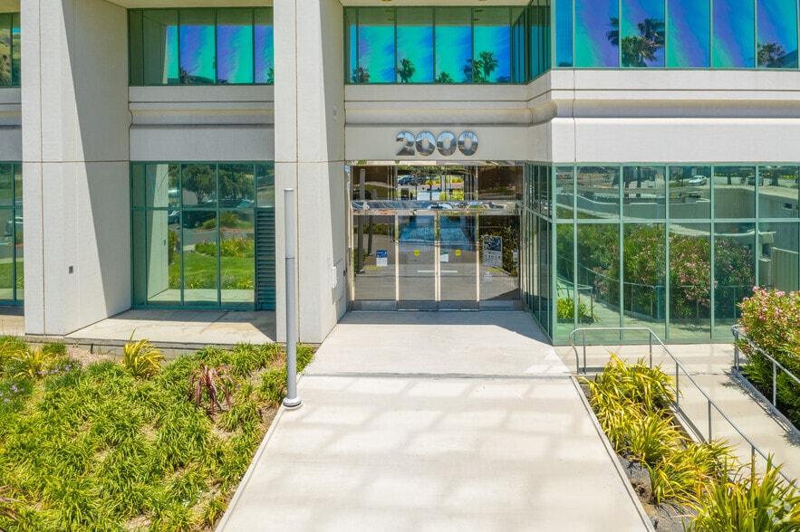 2000 Sierra Point Pky, Brisbane, CA à louer - Photo du bâtiment - Image 3 de 20