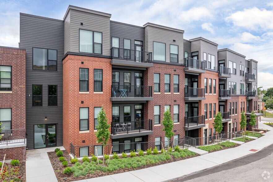 2223 Lee Rd, Cleveland, OH à louer - Photo du bâtiment - Image 2 de 31