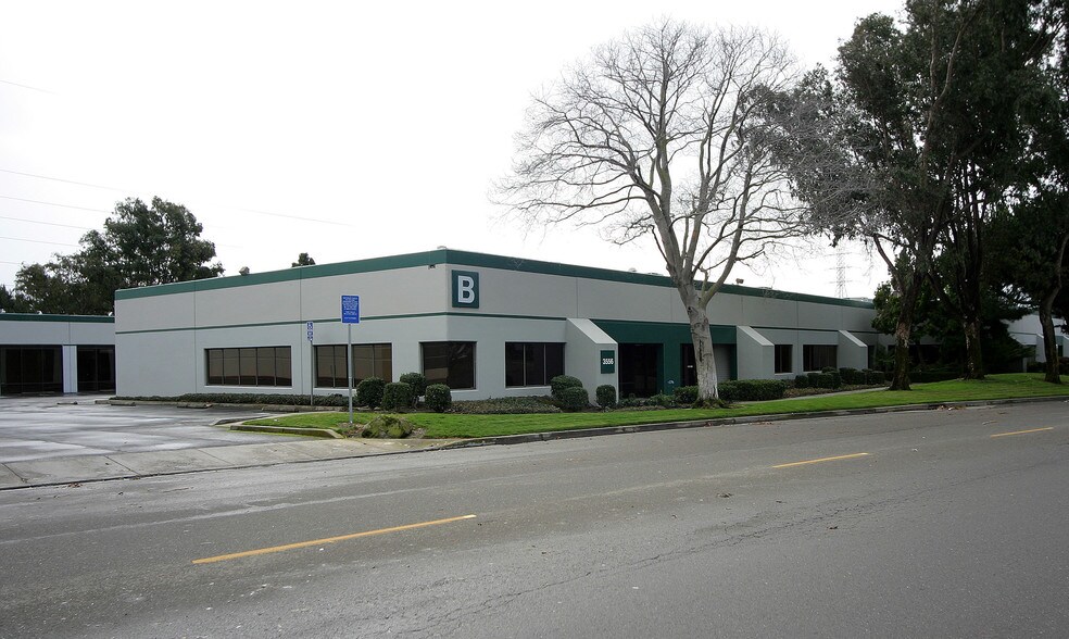 3556-3566 Investment Blvd, Hayward, CA à louer - Photo du bâtiment - Image 2 de 10