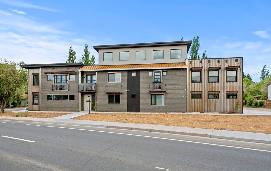 Gathering Tree portefeuille de 3 propriétés à vendre sur LoopNet.ca - Photo principale - Image 3 de 3