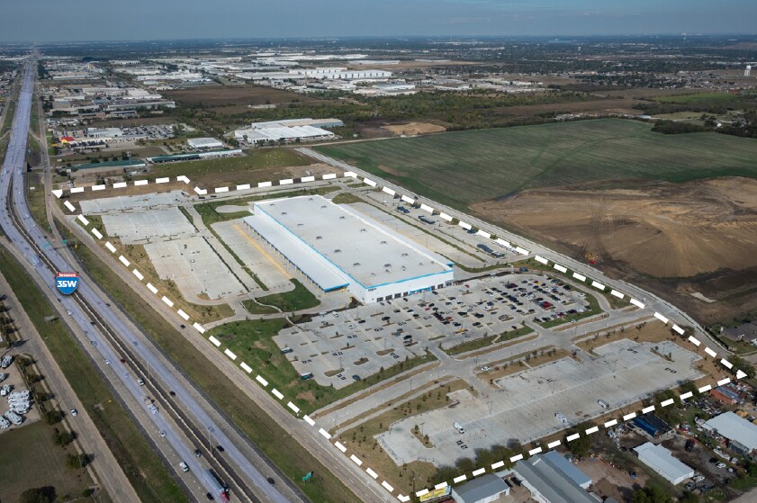 10001 South Fwy, Fort Worth, TX à louer - Photo du bâtiment - Image 2 de 2