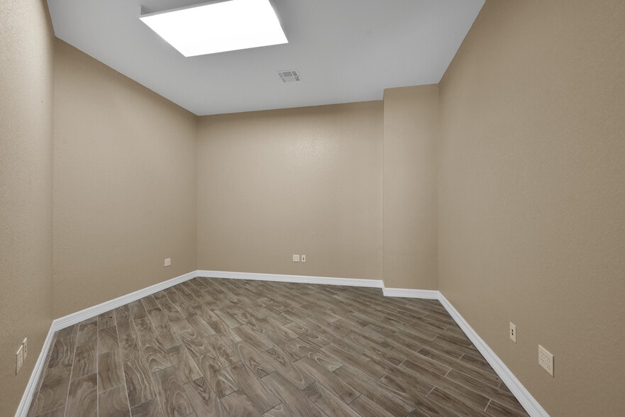 1988-2000 Airport Rd, Conroe, TX à louer - Photo du bâtiment - Image 3 de 10