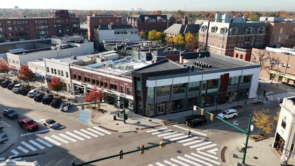 55-99 W Maple Rd, Birmingham, MI à louer - Vidéo sur l’inscription commerciale - Image 2 de 14