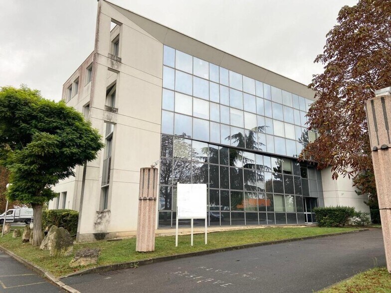 Office in Chatou for sale - Building Photo - Image 1 of 14