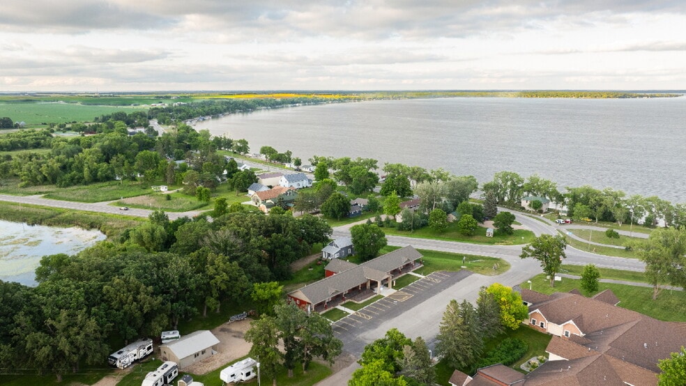 102 Glenhaven Dr, Battle Lake, MN à vendre - Photo du bâtiment - Image 2 de 46