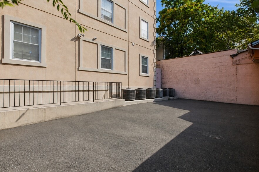 14 E Sandford Blvd, Mount Vernon, NY à vendre - Photo du bâtiment - Image 2 de 12