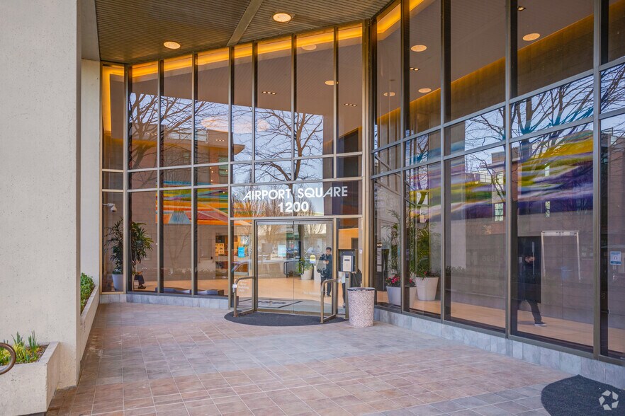 1200 W 73rd Ave, Vancouver, BC à louer - Photo du bâtiment - Image 2 de 10