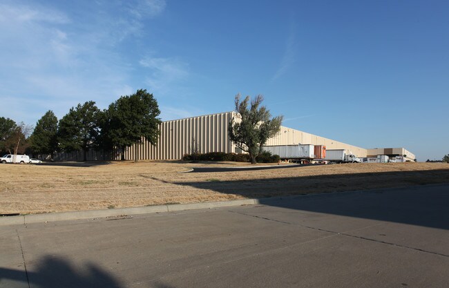 More details for 10707-10715 NW Airworld Dr, Kansas City, MO - Industrial for Lease