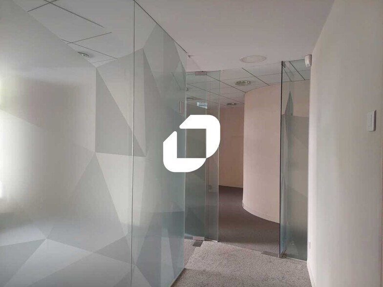 Retail in Montigny-le-Bretonneux for lease - Interior Photo - Image 3 of 7