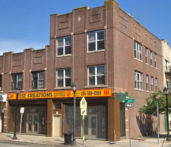 152 Martin Luther King Jr Dr, Jersey City, NJ à louer - Photo du bâtiment - Image 1 de 1
