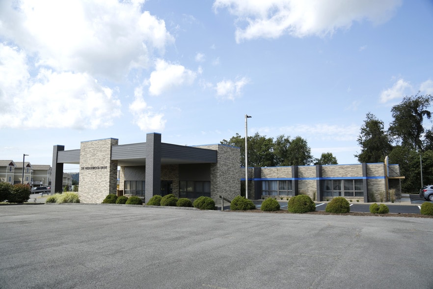 300 Wedgewood Dr, Morgantown, WV for lease - Building Photo - Image 1 of 15