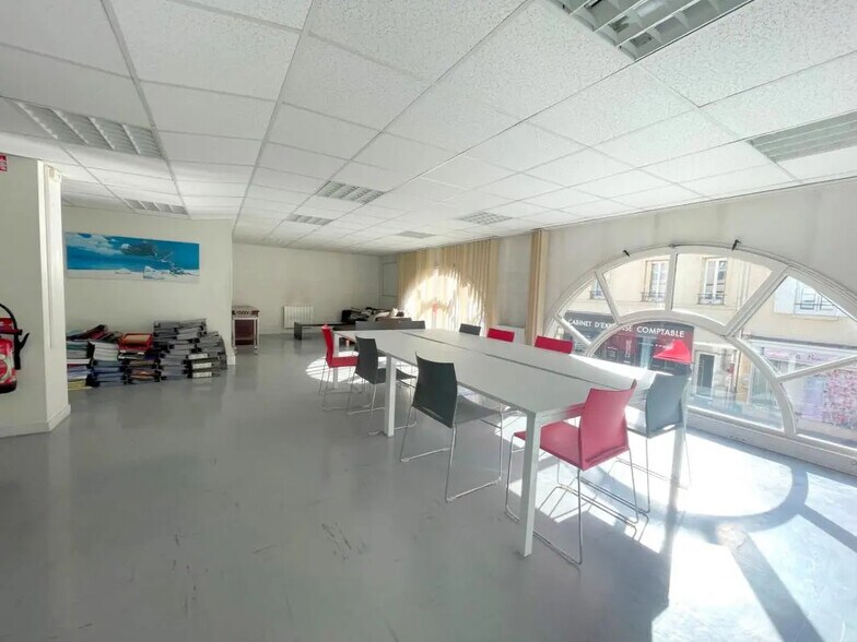 Office in Poissy for lease - Interior Photo - Image 1 of 7