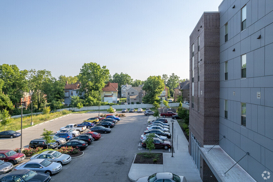 3559 Reading Rd, Cincinnati, OH à louer - Photo du bâtiment - Image 3 de 32