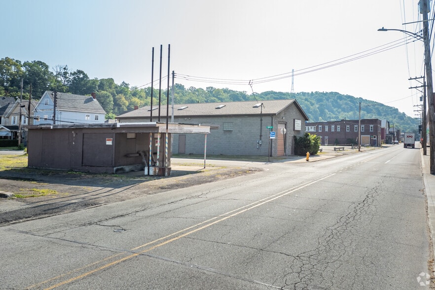 1075 Airbrake Ave, Turtle Creek, PA for sale - Building Photo - Image 2 of 4