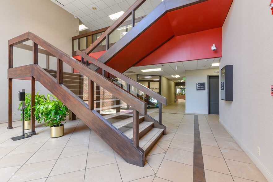 650 S Shackleford Rd, Little Rock, AR à louer - Photo du bâtiment - Image 3 de 11