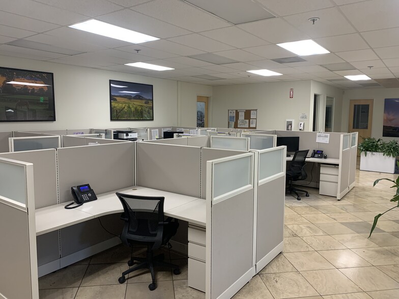 5600 Earhart Ct, Windsor, CA for sale - Interior Photo - Image 2 of 17