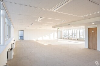 9-35 Avenue Pierre De Coubertin, Paris for lease Interior Photo- Image 2 of 4