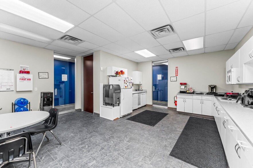 1034 Regional Park Dr, Houston, TX for sale - Interior Photo - Image 3 of 26