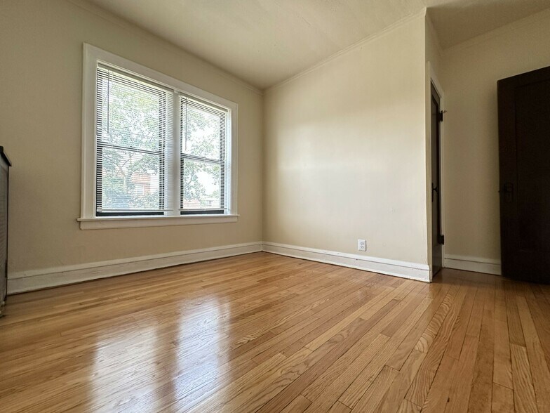 736 E 81st St, Chicago, IL à vendre - Photo du bâtiment - Image 3 de 5