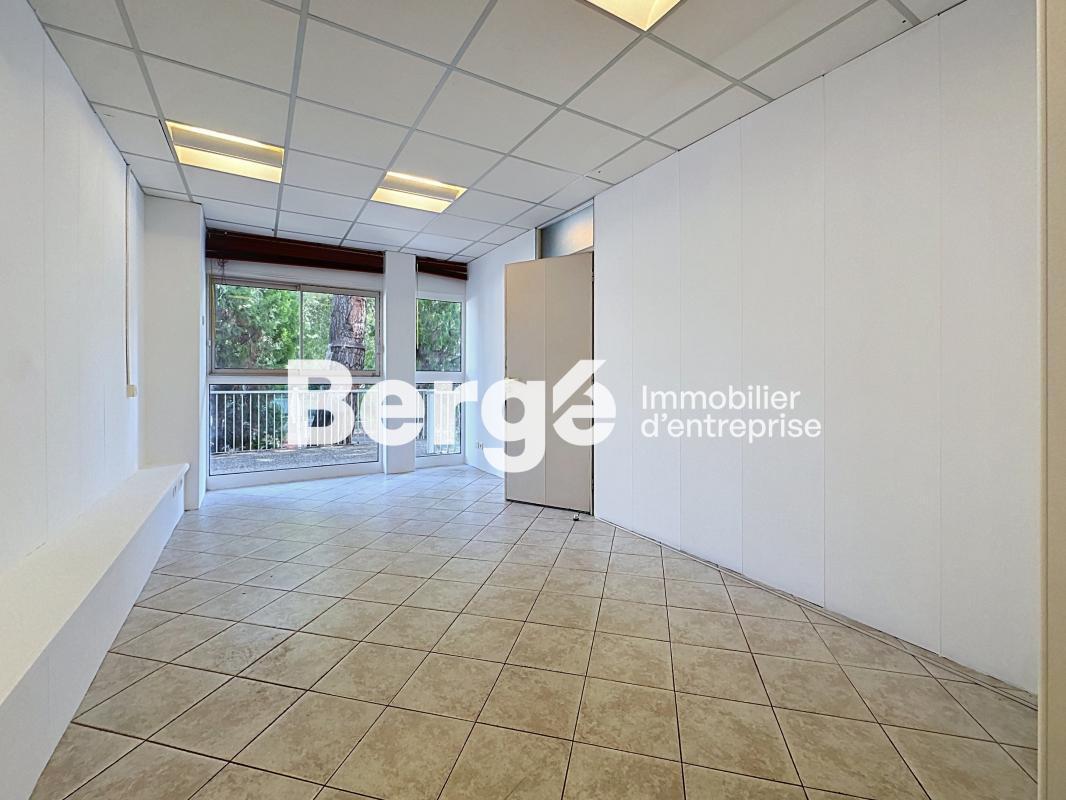 Retail in Antibes for sale Building Photo- Image 1 of 5